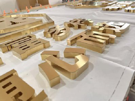 景洪拉丝不锈钢字的特点。